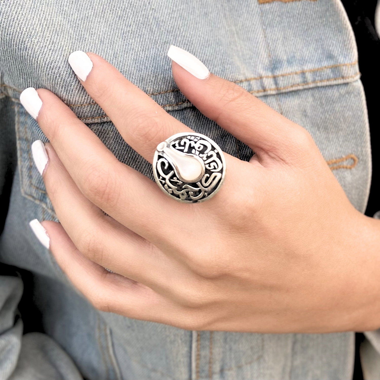 خاتم الخط العربي المزين بلؤلؤة العناق