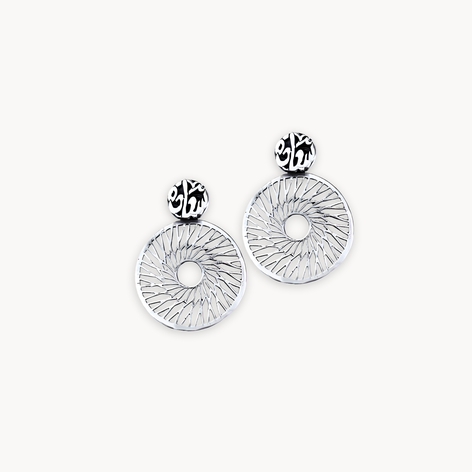 أقراط بتصميم خط متألق