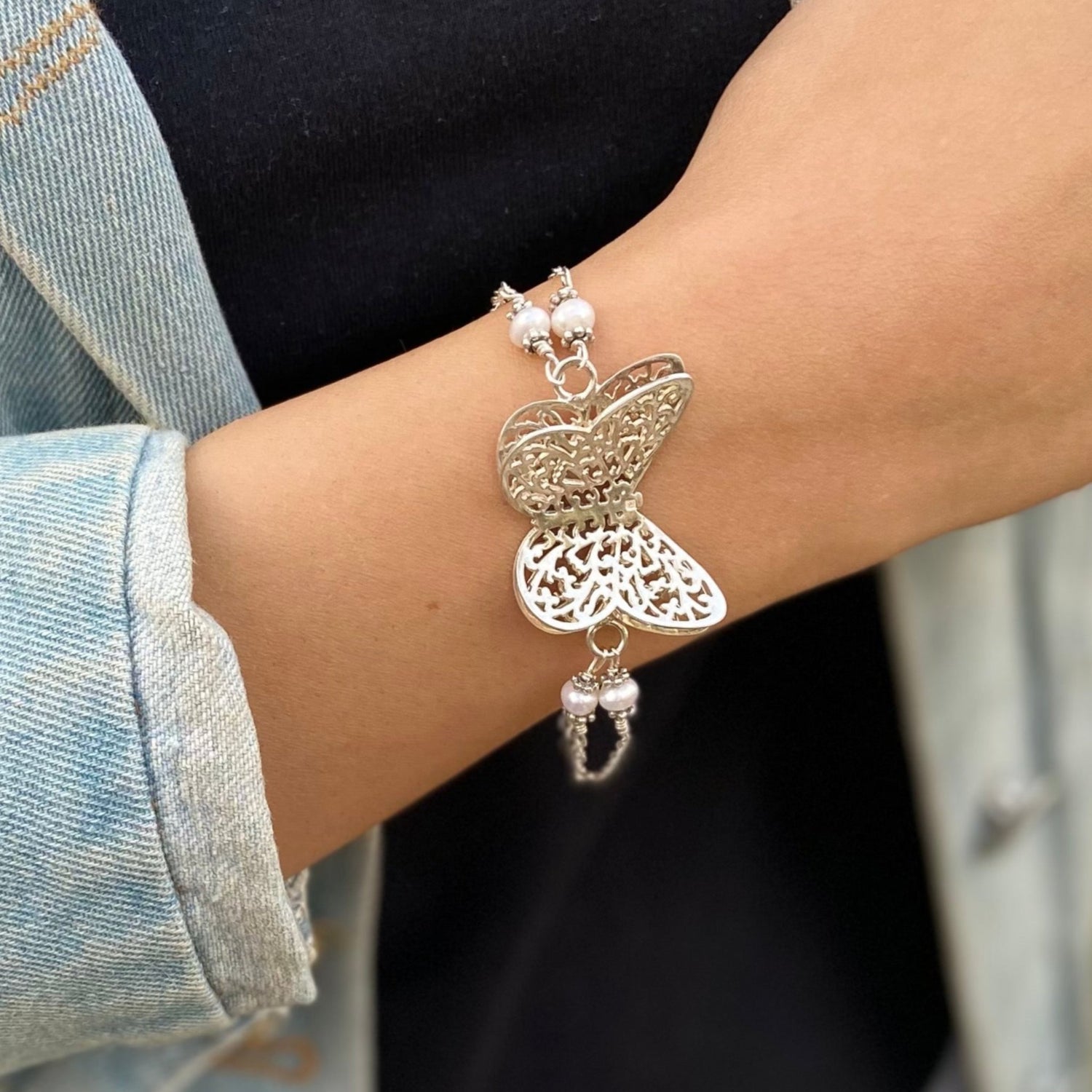 سوار احتضان الفراشة